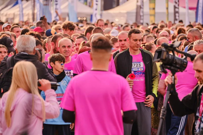 A broad view of participants gathered near the start area.